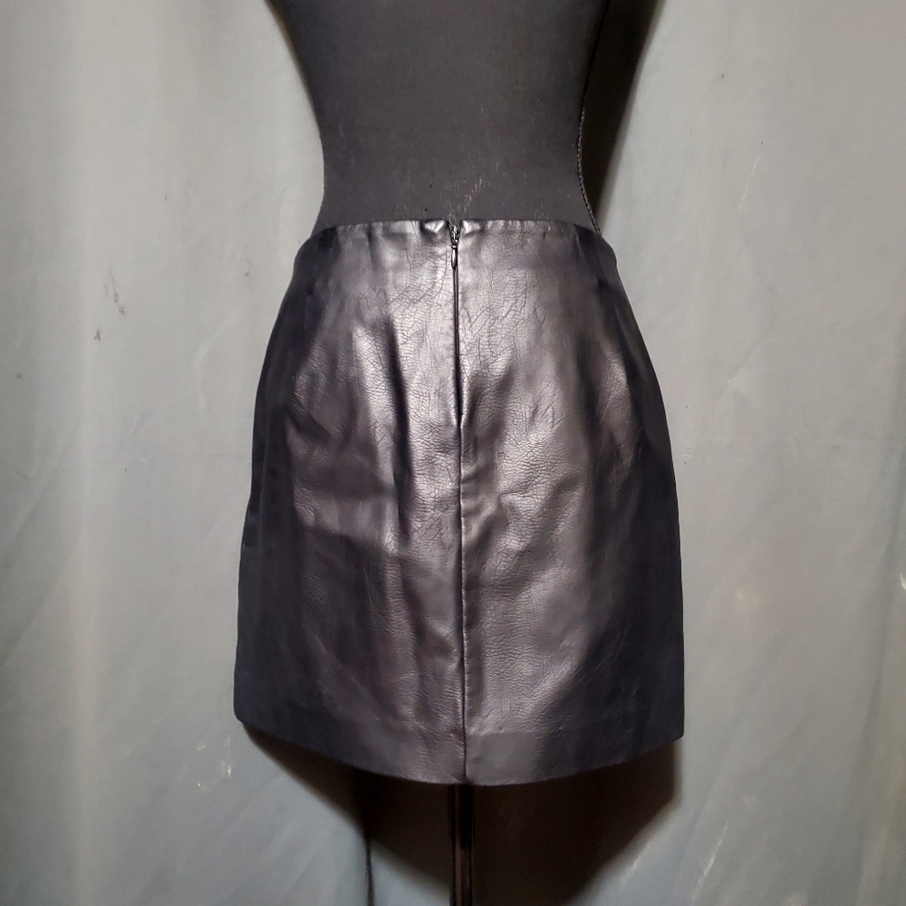Guess Black Faux Leather Embroidered Floral Skirt Size 6 - Picture 3 of 9